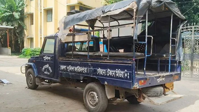 ফরিদপুরে পুলিশের ওপর হামলা ও গাড়ি ভাঙচুর, আসামি সাড়ে চারশত